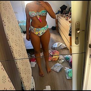 SHEIN MULTICOLORE BIKINI SIZE LARGE